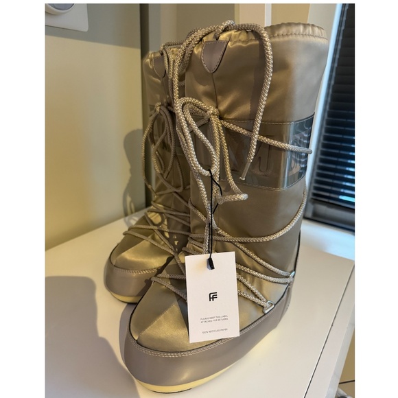 Moon Boot Shoes - NWT MOON BOOT Icon Glance Satin Snowboots